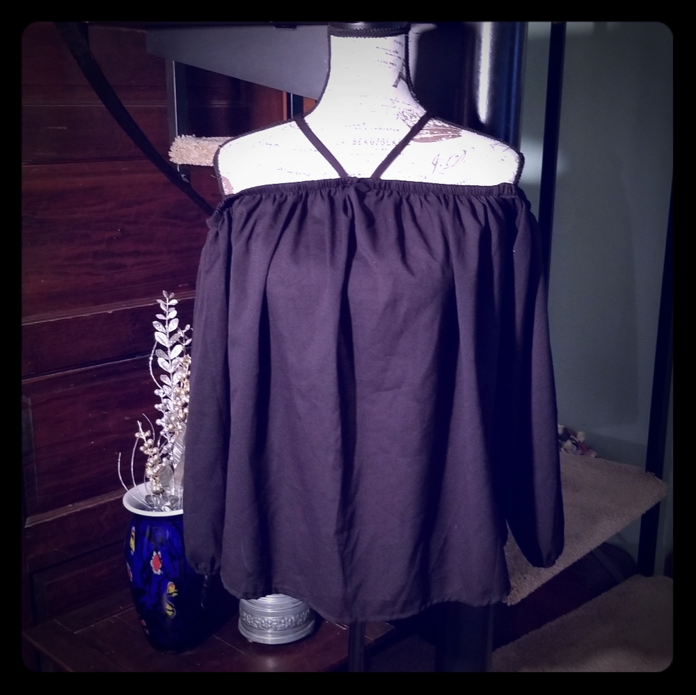 Show Lai off-the-shoulder sleeve blouse.